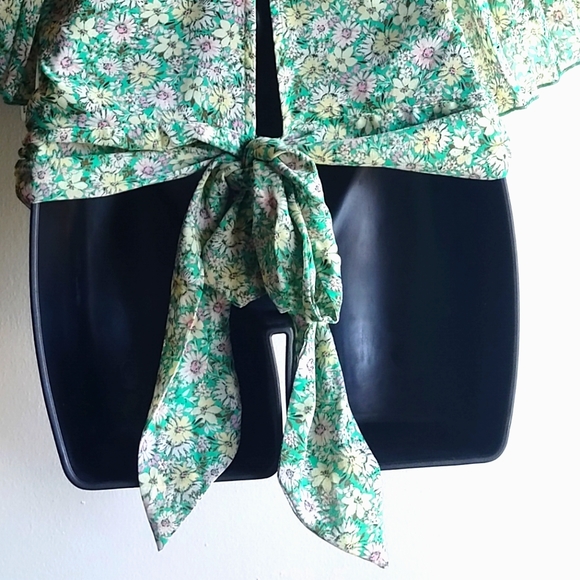 2/$15 Women's floral blouse size medium - Picture 4 of 5